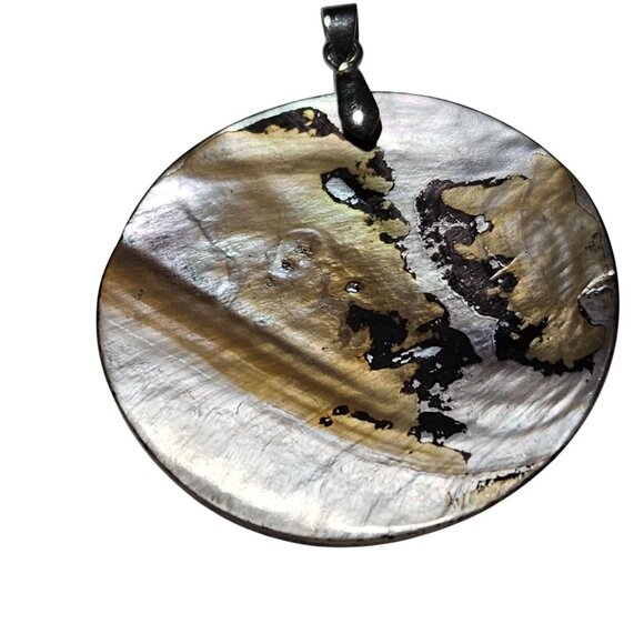 Elegant Round Mother Of Pearl Pendant Intricate Floral Design Fashion Jewelry - Picture 2 of 3